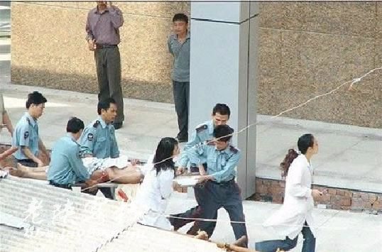 劝说无效的男生跳下楼后，警务人员紧急将其送往医院抢救！