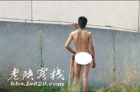 男生在宿舍楼上脱去自己衣物准备行动